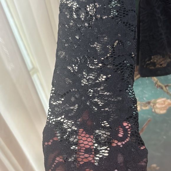 Ellie Tahari Lace blouse EUC - Picture 5 of 7